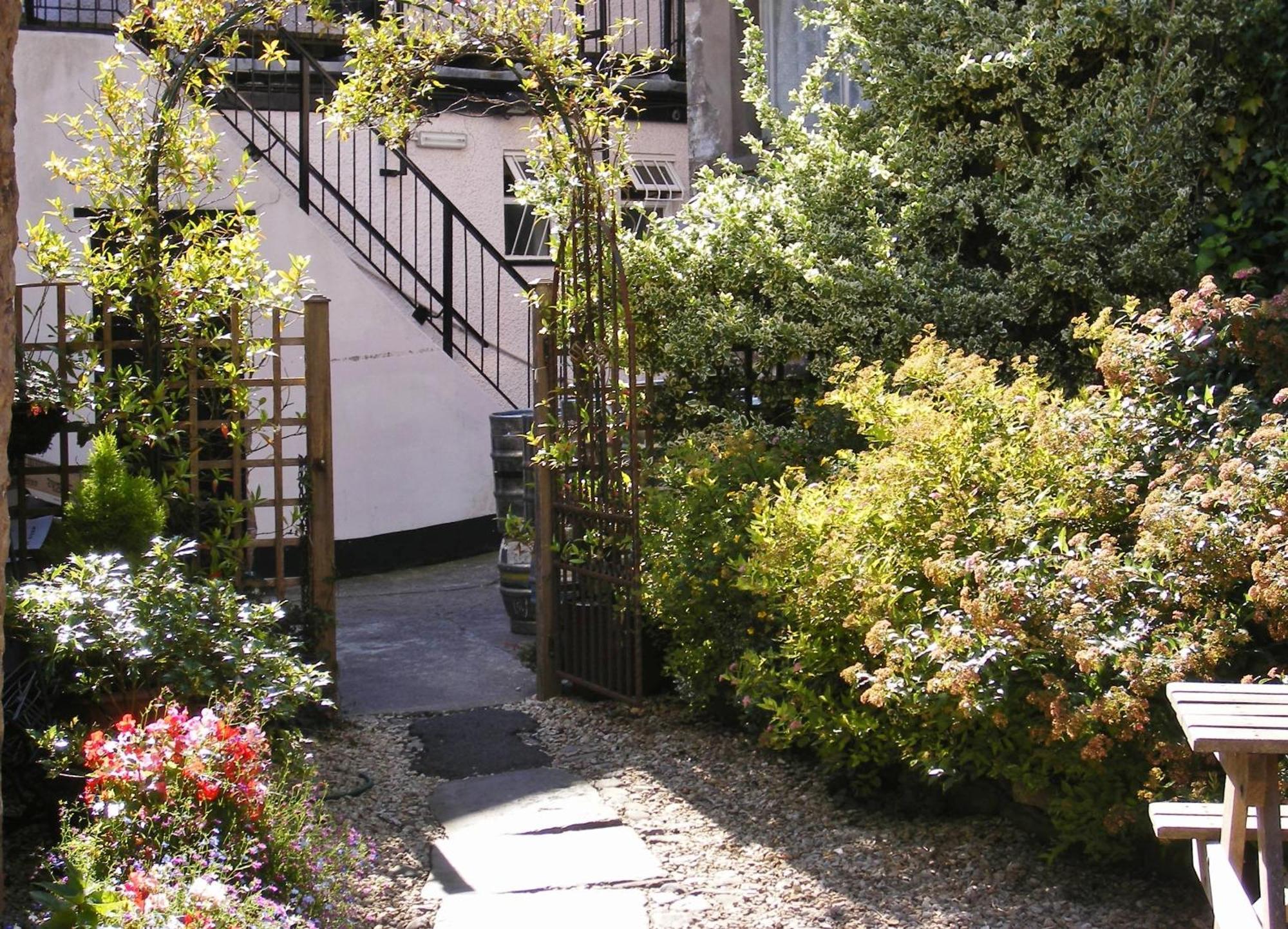 The Kings Head Hotel Abergavenny Exterior photo
